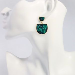 Emerald green stunning earrings!